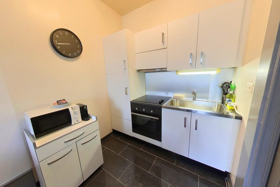 microwave, stove, kitchen