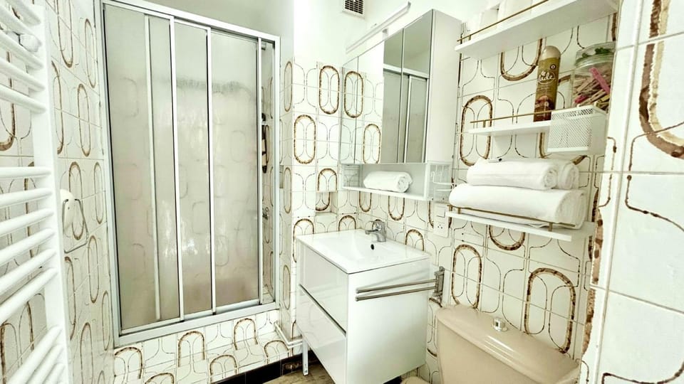 Shower, Bathroom, towels