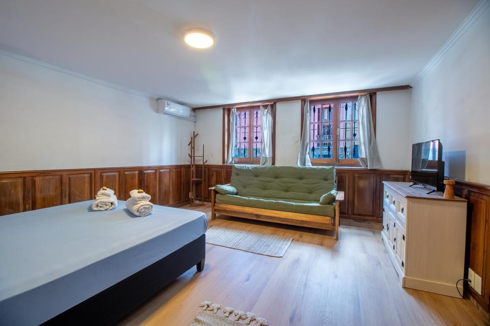 Bed, TV and multimedia, Living room, Photo of the whole room, air conditioner