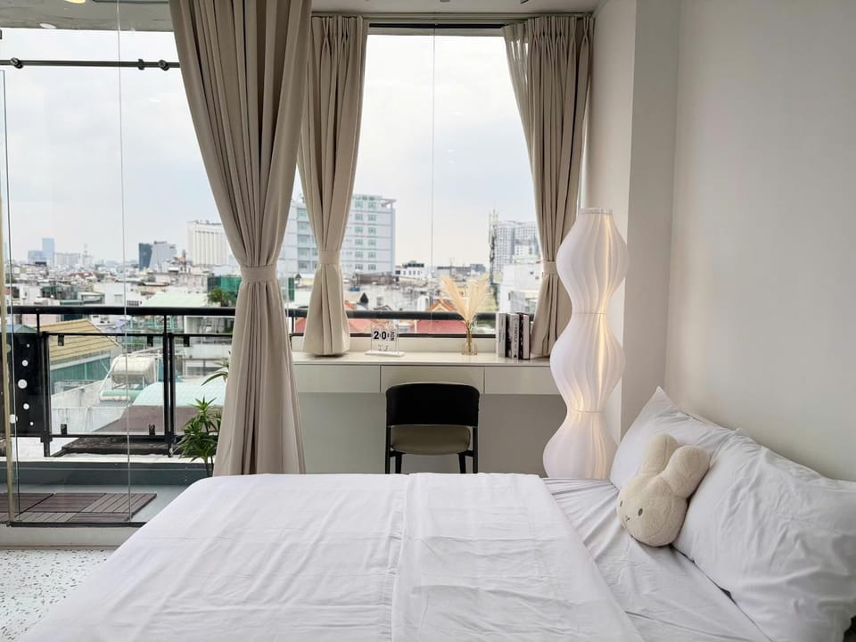 View (from property/room), Balcony/Terrace, Photo of the whole room, Bedroom, City view