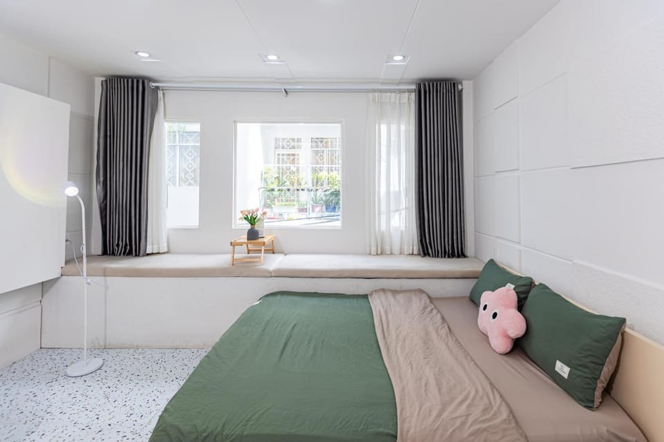 Bed, Photo of the whole room, Seating area, Bedroom