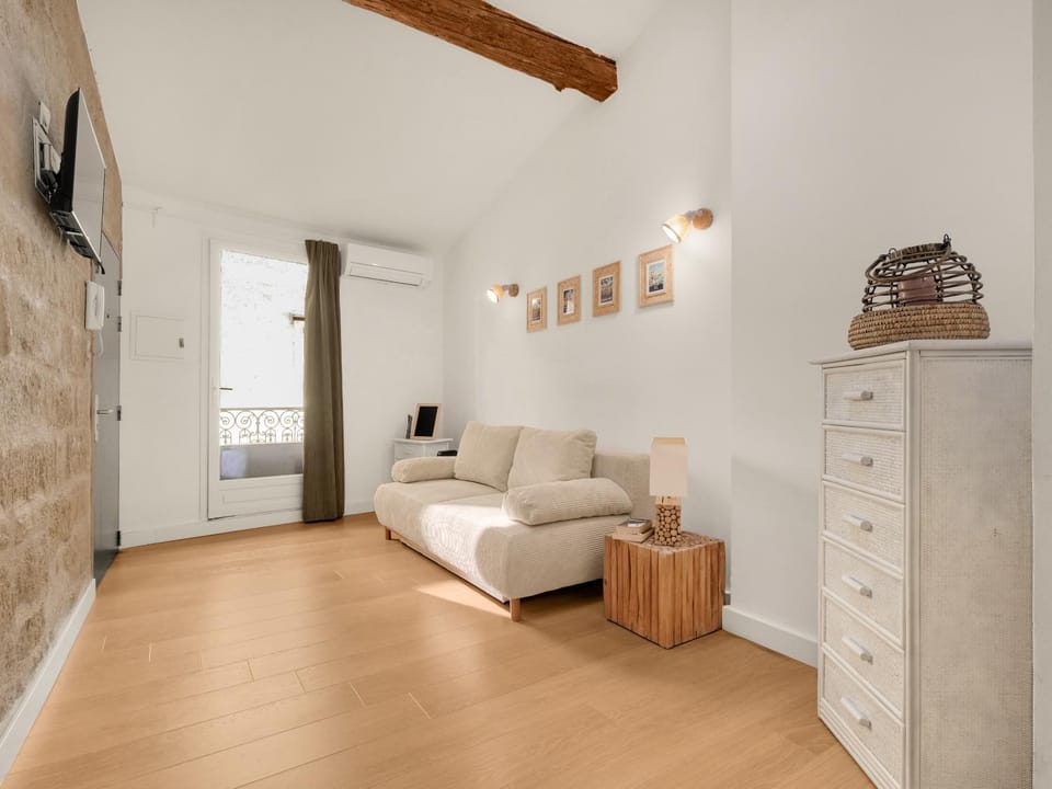 TV and multimedia, Living room, internet, air conditioner