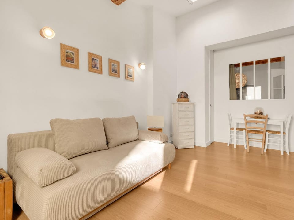 TV and multimedia, Living room, Dining area, air conditioner