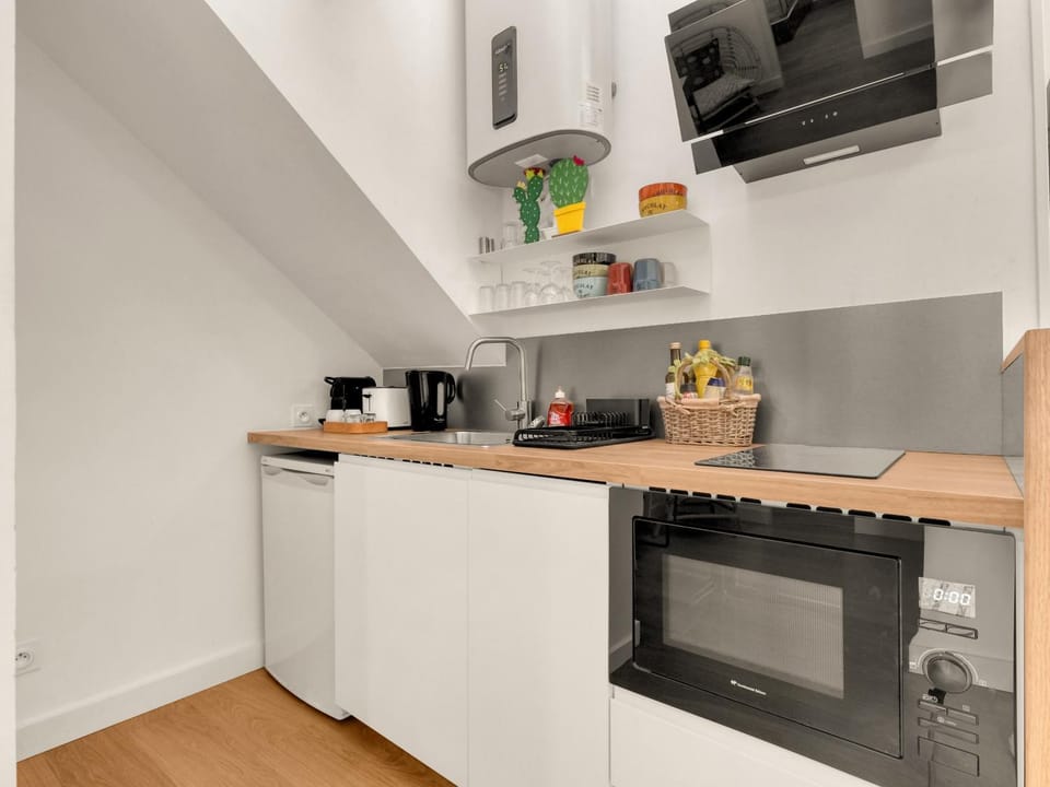 Coffee/tea facilities, Kitchen or kitchenette, microwave, storage, stove, toaster