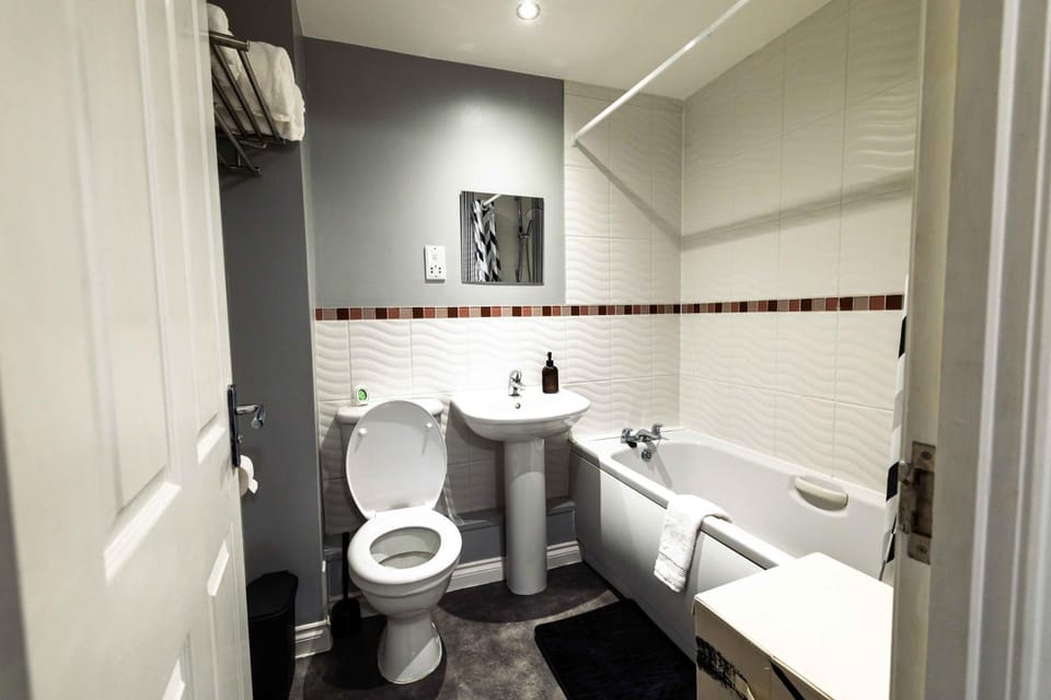 Shower, Toilet, Bathroom, Bath, towels