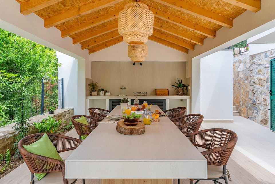 Day, Seating area, Dining area