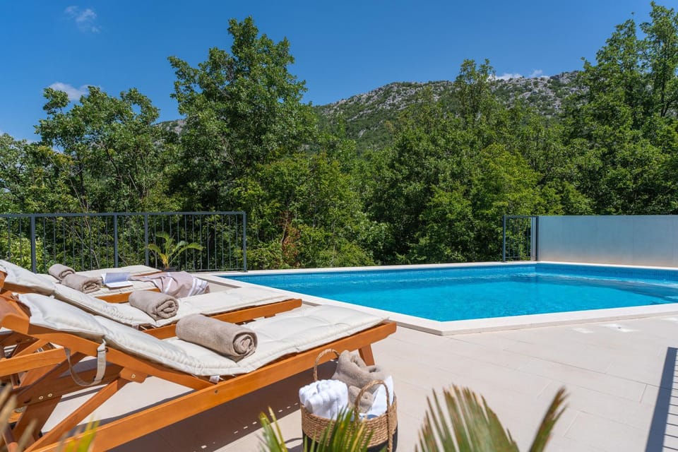Day, Natural landscape, Mountain view, Pool view, Swimming pool, sunbed
