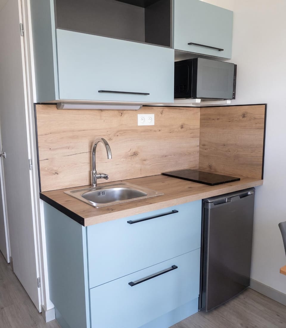 Kitchen or kitchenette