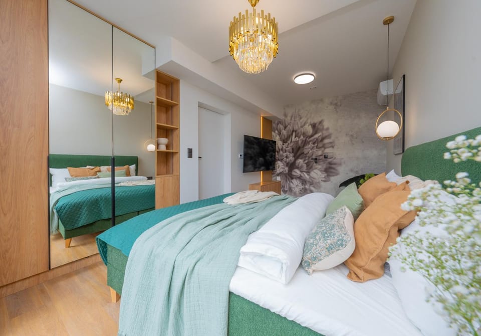 Bed, TV and multimedia, Bedroom, wardrobe