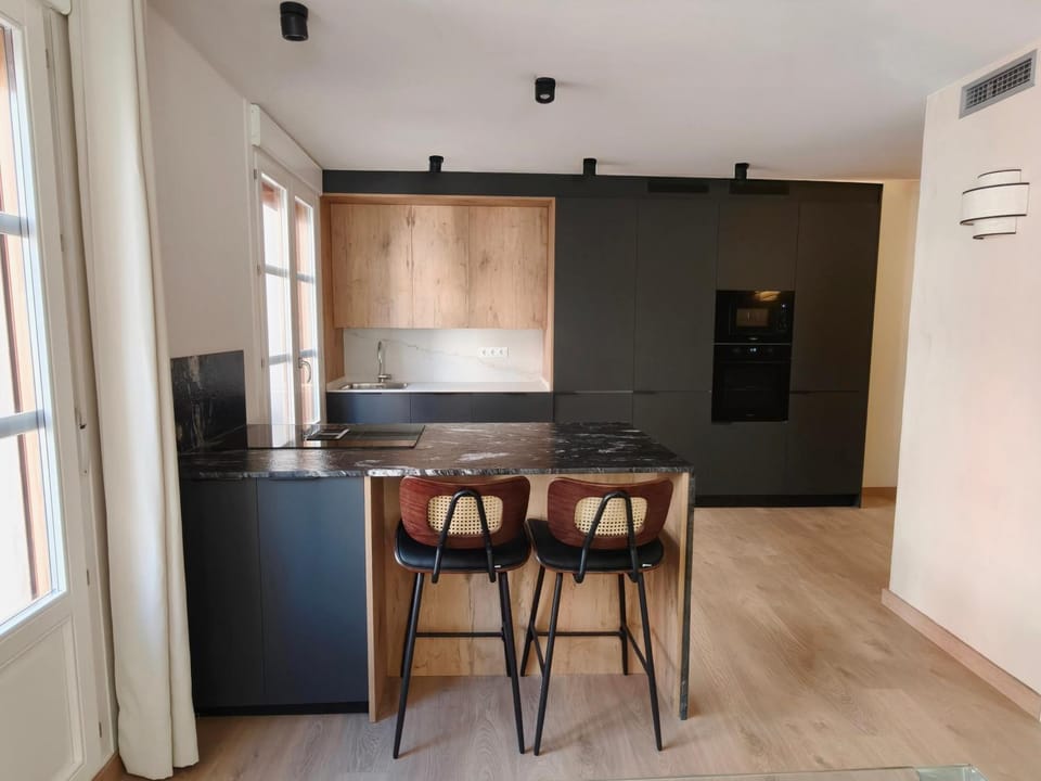Kitchen or kitchenette, oven