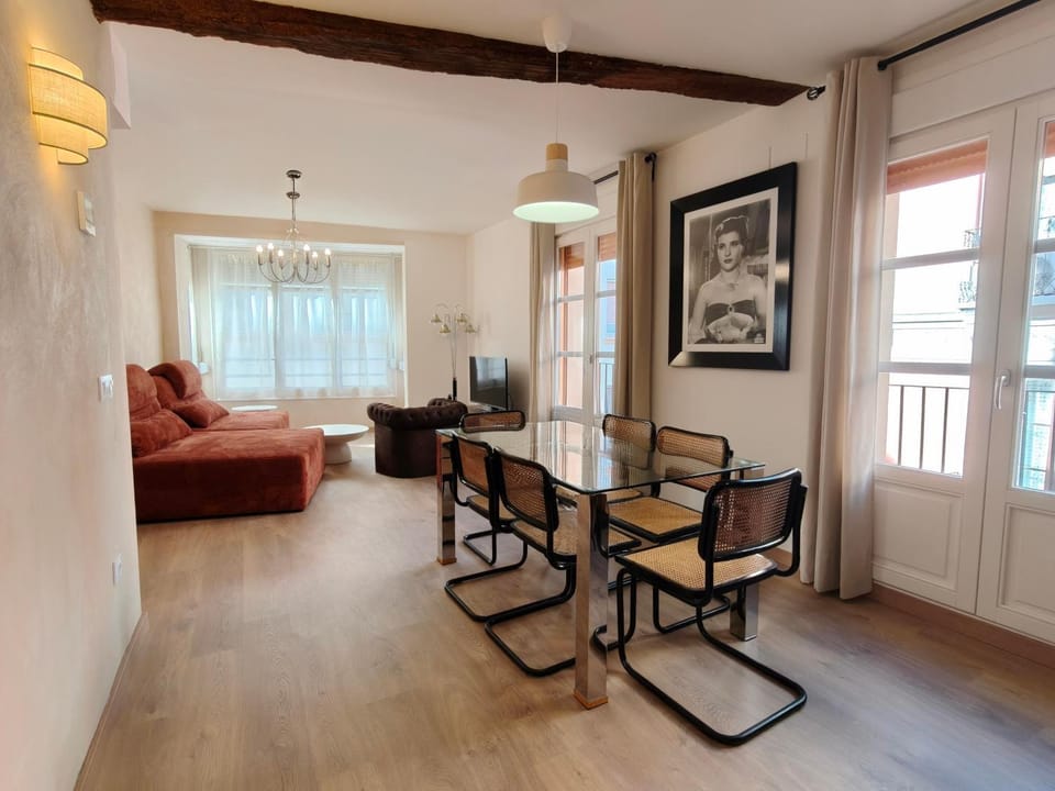 TV and multimedia, Living room, Seating area, Dining area