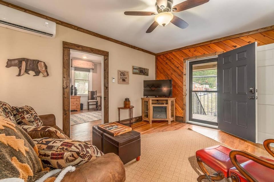 TV and multimedia, Living room, Seating area, Mountain view