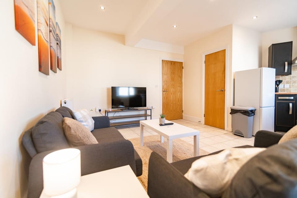Stylish 2 Bed Flat - 1 Bath - Parking - Harbour and Centre Apartment in Folkestone