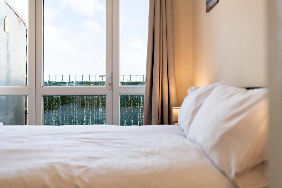 Stylish 2 Bed Flat - 1 Bath - Parking - Harbour and Centre Apartment in Folkestone