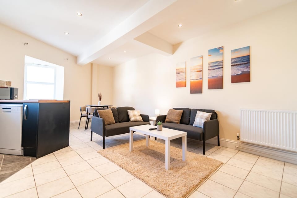 Stylish 2 Bed Flat - 1 Bath - Parking - Harbour and Centre Apartment in Folkestone
