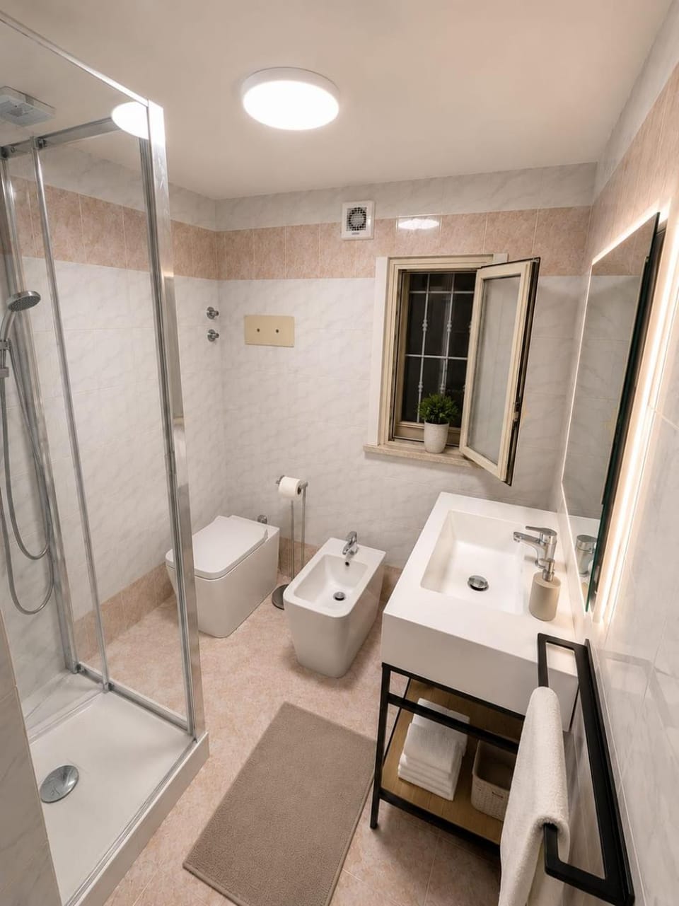 Shower, Toilet, Bathroom, bidet, towels