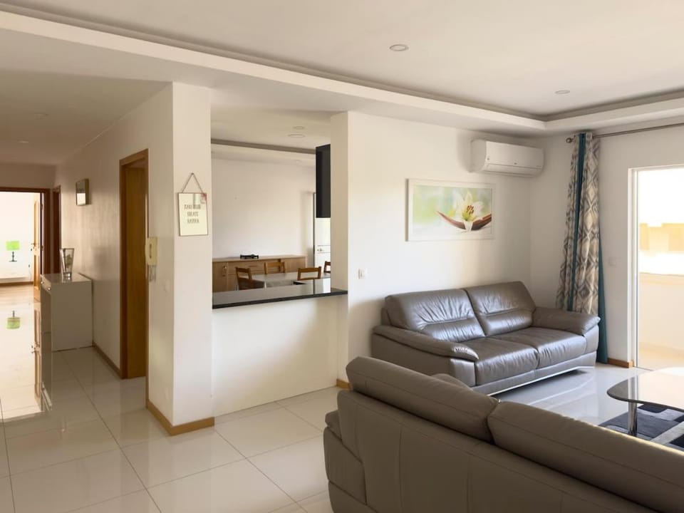 Spacious 3-bdr apt seafront, exterior pool - LCGR Apartment in Praia