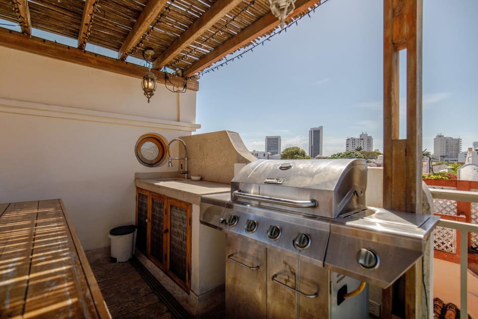 Casa Stella - Authentic Luxury Rooftop Pool Villa in Cartagena