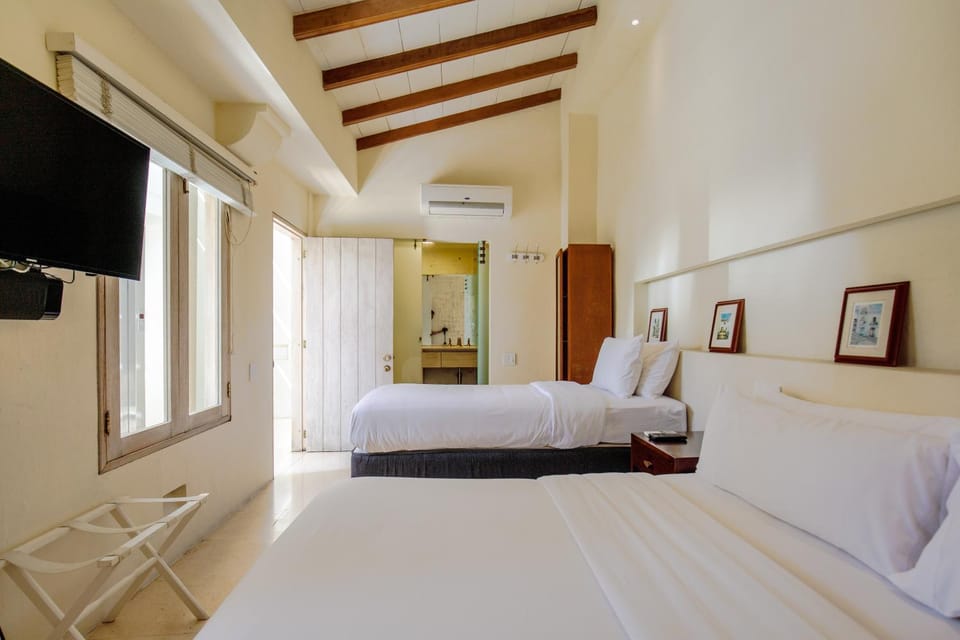 Casa Stella - Authentic Luxury Rooftop Pool Villa in Cartagena