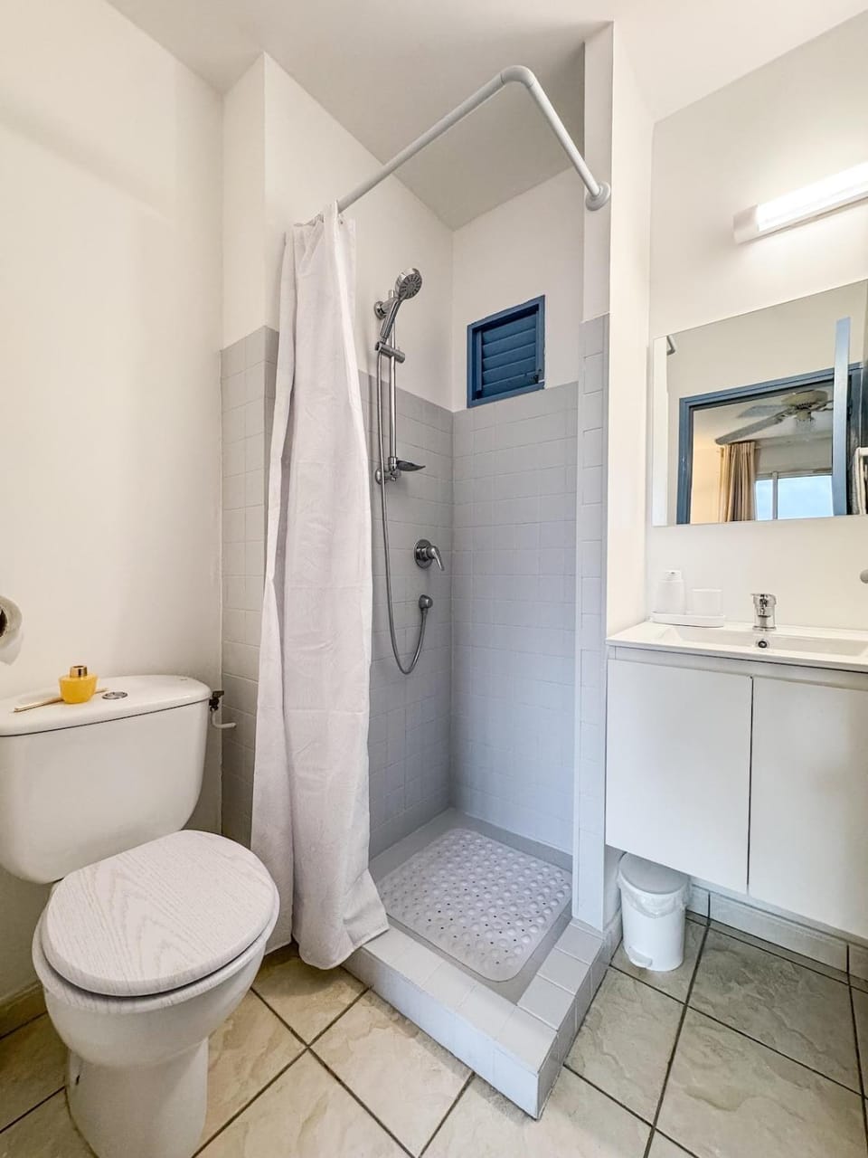 Appartement à Tartane, vue mer et piscine Apartment in La Trinité