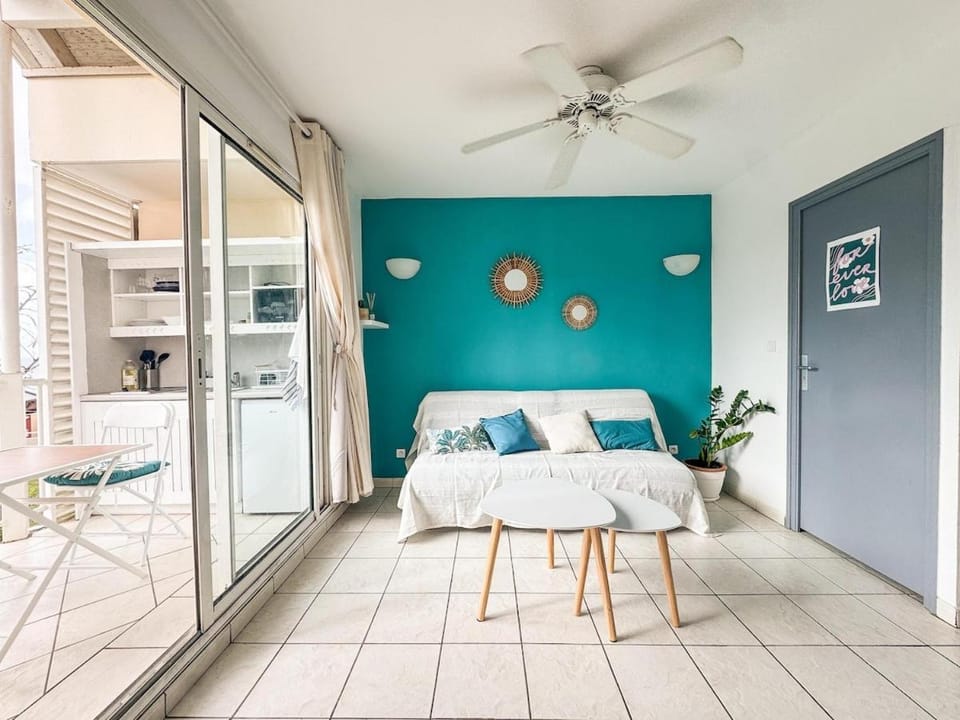 Appartement à Tartane, vue mer et piscine Apartment in La Trinité