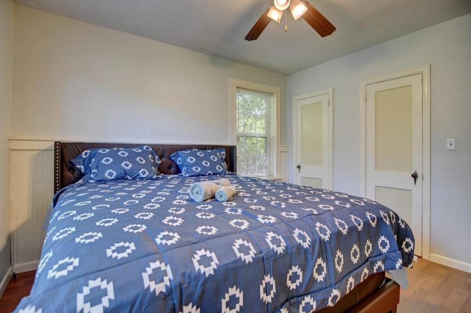 Classic 2 bed 1 bath home in the cradle of beautiful Valdosta House in Valdosta
