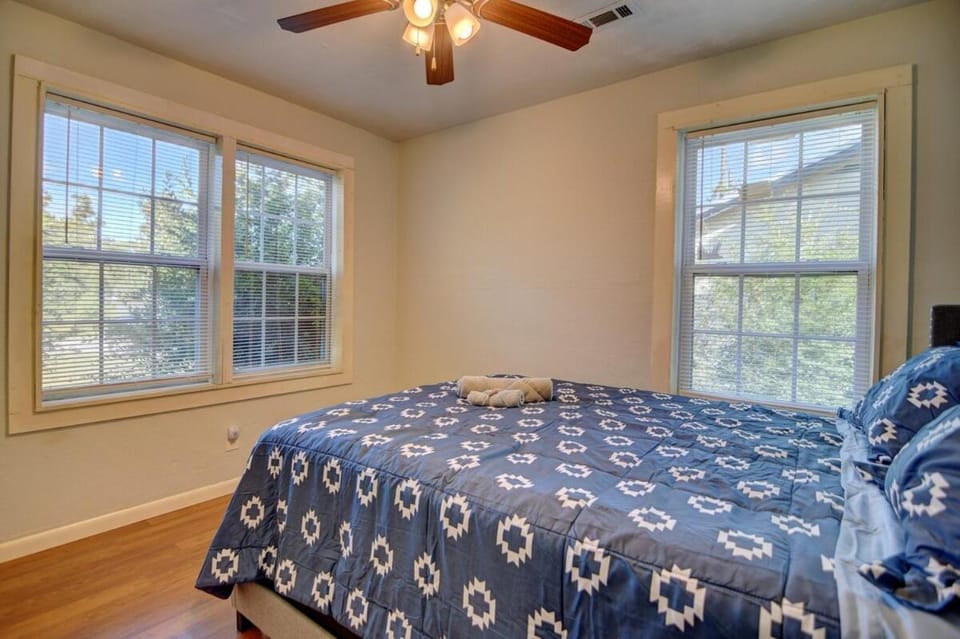 Classic 2 bed 1 bath home in the cradle of beautiful Valdosta House in Valdosta