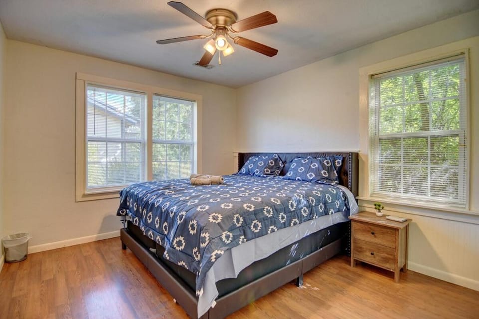 Classic 2 bed 1 bath home in the cradle of beautiful Valdosta House in Valdosta