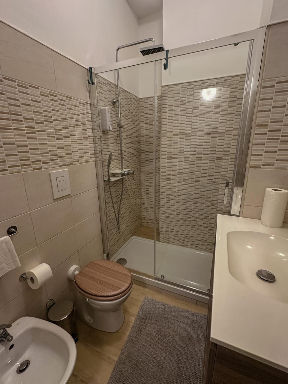 Toilet, Bathroom, bidet, towels