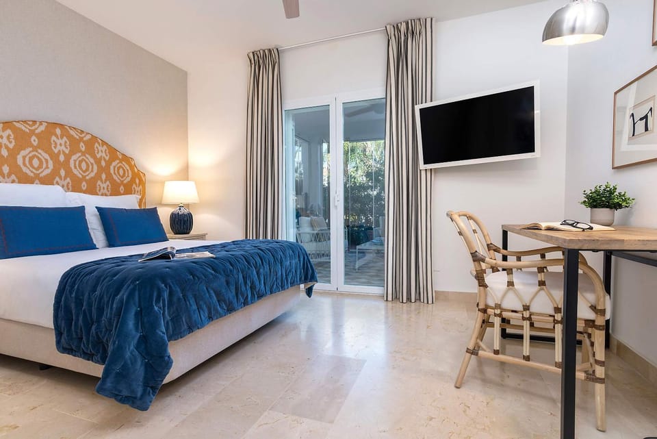 Bed, TV and multimedia, Balcony/Terrace, Other, Photo of the whole room, Bedroom
