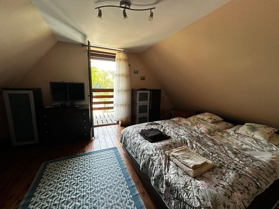 Bed, TV and multimedia, Balcony/Terrace, Balcony/Terrace, Bedroom, cot, locker, locker, towels, towels, wardrobe