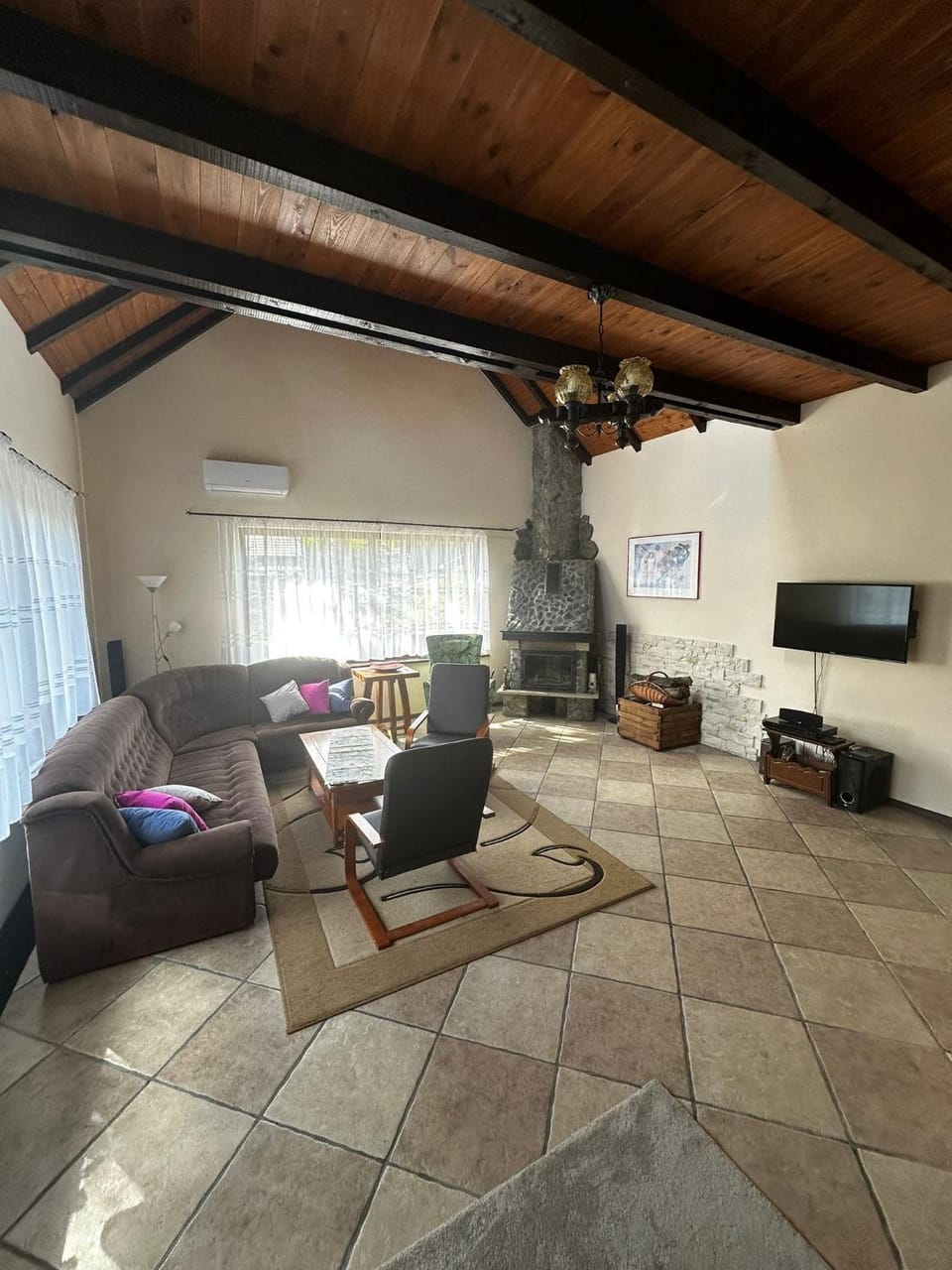 Communal lounge/ TV room, TV and multimedia, Living room, fireplace, air conditioner, air conditioner