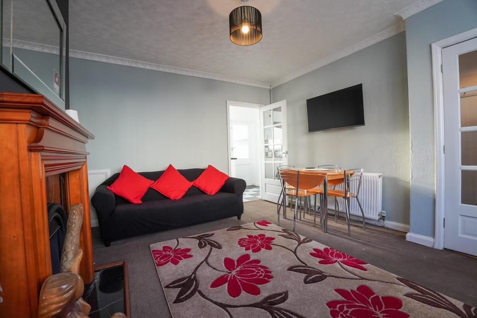 Communal lounge/ TV room, TV and multimedia, Living room, Seating area, Dining area, Evening entertainment
