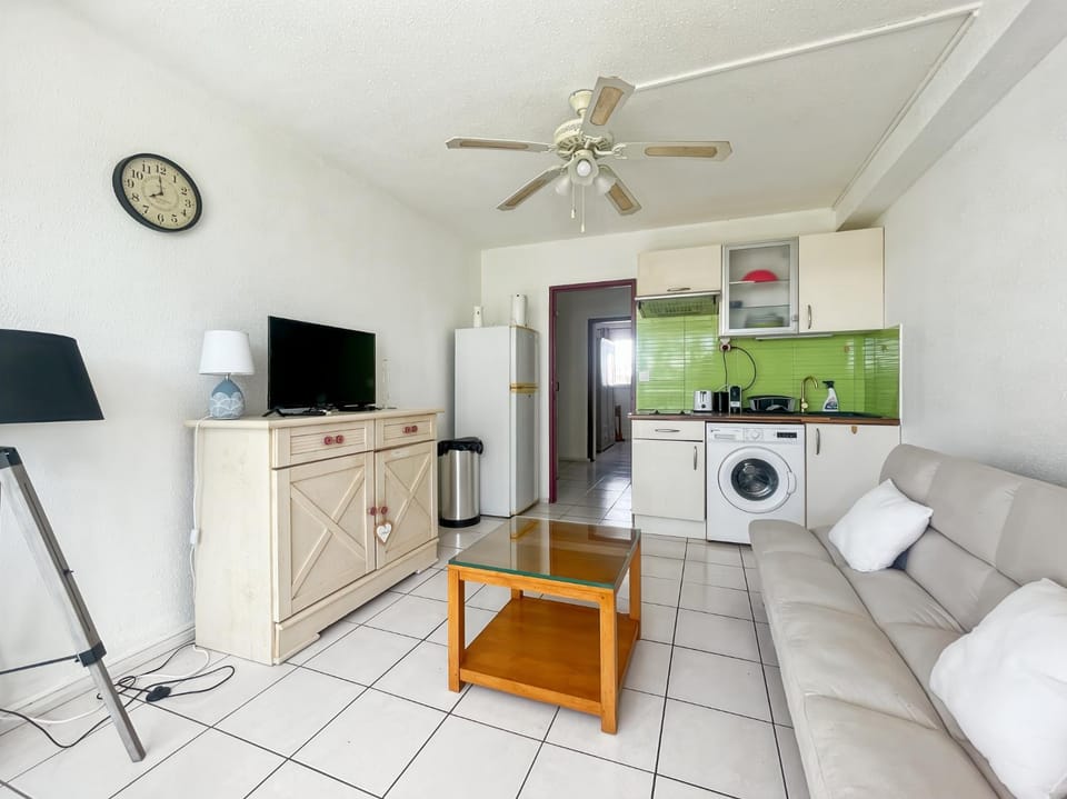 Communal lounge/ TV room, Kitchen or kitchenette, Living room