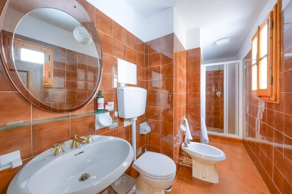 Shower, Bathroom, bidet, towels