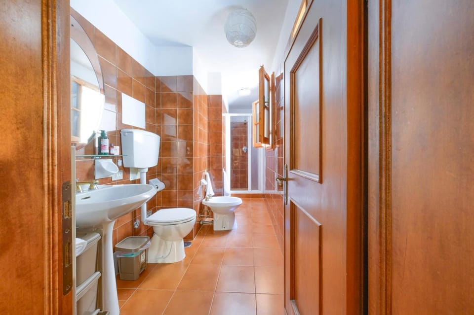 Shower, Toilet, Bathroom, bidet, towels