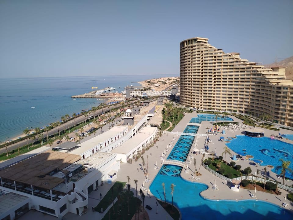 Property building, Nearby landmark, Day, Neighbourhood, Natural landscape, Bird's eye view, Beach, City view, Pool view, Sea view, Swimming pool, Location