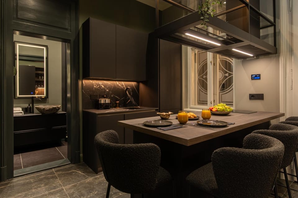 Kitchen or kitchenette, Dining area