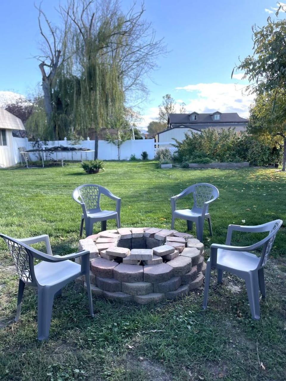 2 whole houses, Fire pit, Game room, feel at home. House in South Jordan