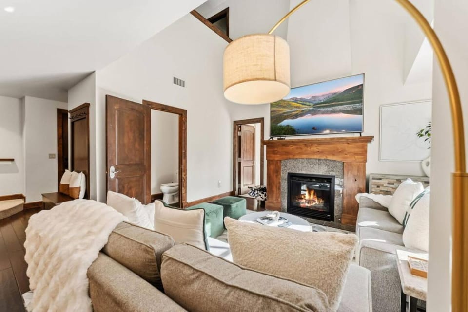 Beaver Creek Penthouse with Pool, Hot Tub, Walkable House in Avon