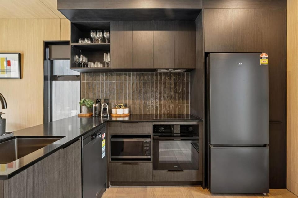 Kitchen or kitchenette, dishwasher, oven