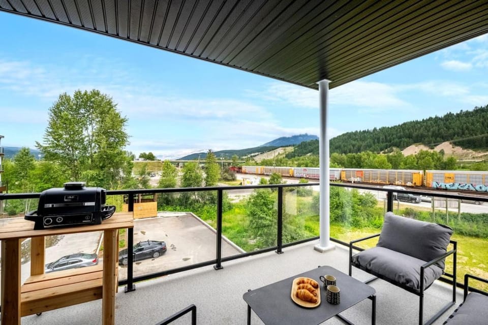 Natural landscape, BBQ facilities, Balcony/Terrace, Seating area, Mountain view