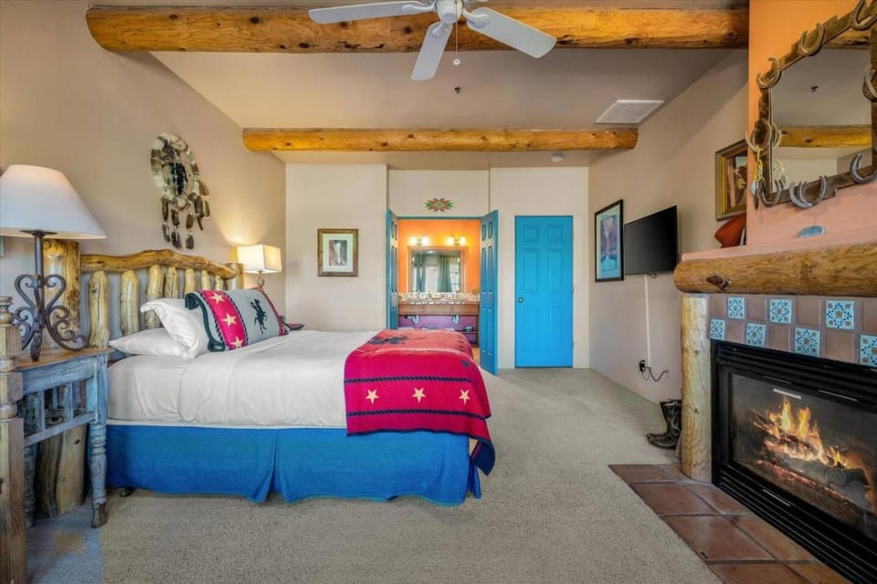 Vaquero shared hot tub and breakfast included Hotel in Village of Oak Creek