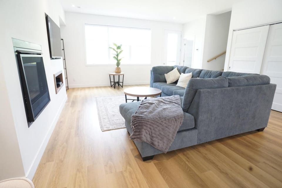 Le Memph Loup : 3 bedrooms pool hot tub lac Memphrémagog House in Magog
