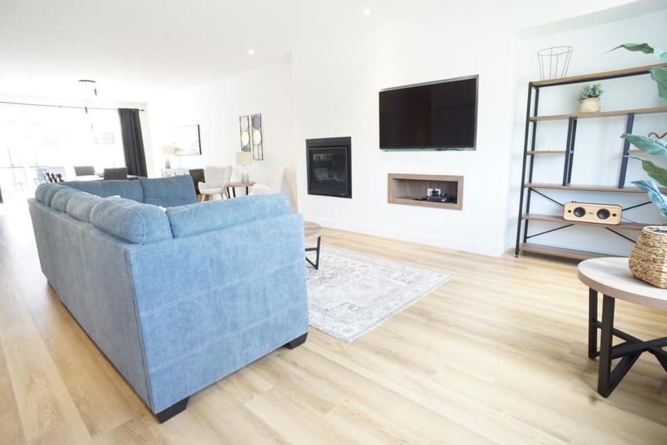 Le Memph Loup : 3 bedrooms pool hot tub lac Memphrémagog House in Magog
