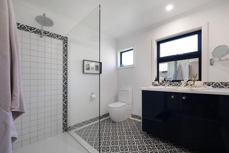 Shower, Toilet