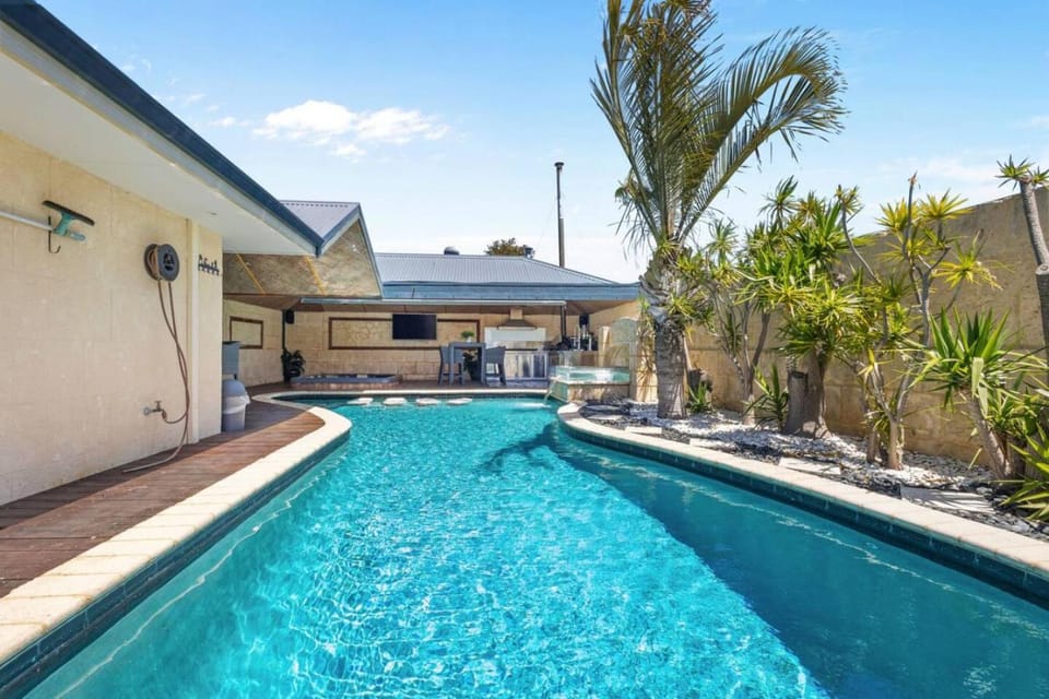 Hillarys Platinum Retreat House in Perth