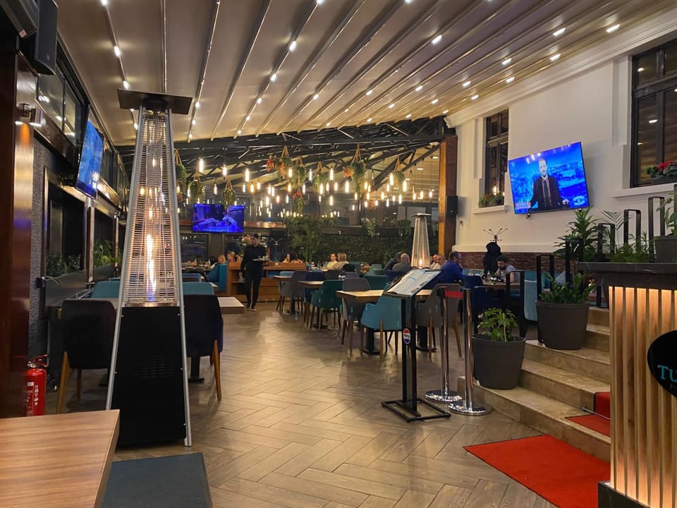 Restaurant/places to eat, Communal lounge/ TV room, Lounge or bar, Seating area