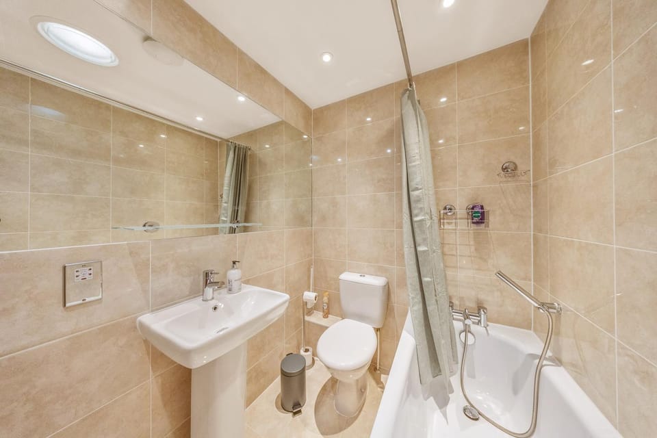 Shower, Toilet, Bathroom, Bath, towels