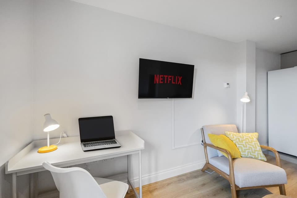 TV and multimedia, Living room, Business facilities, Seating area, Evening entertainment